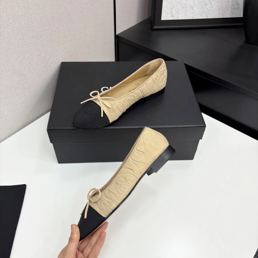 👟👟Ex-factory price 540👟👟 25Fw early spring latest color Chanel Xiaoxiang bow ballet flat shoes Believe me, this is a pair of ballet shoes that can take you to good places🩰 Upper: original lace mesh inner lining: no lining Sole: Italian genuine leather outsole Size: 34-41 regular size (34.40.41 customization is not returnable)